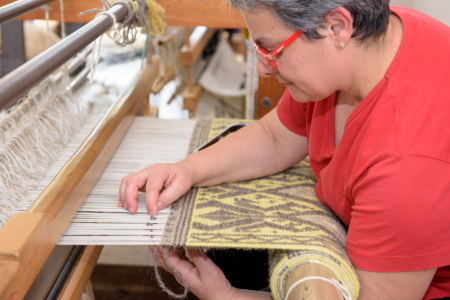 Anna Deriu, collezioni tessili fatte a mano su antichi telai - Bolotana